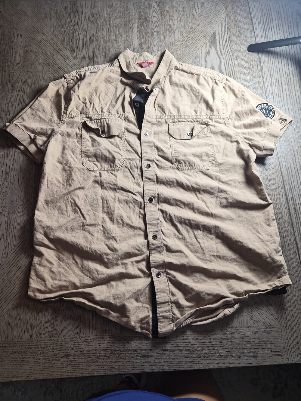 Guess Womens  Short-Sleeve Button-Down Shirt in Tan